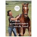 Paarden gymnastiseren aan de hand